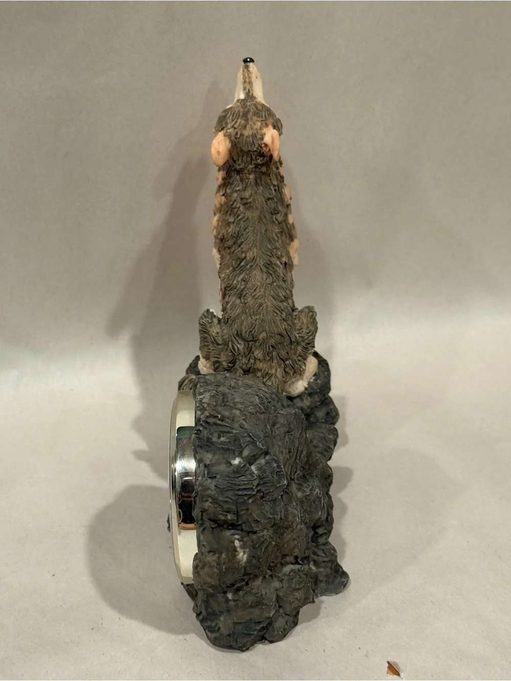 Rustic Howling Grey Wolf Mantle Upright Quartz Clock Battery Operated New NWT